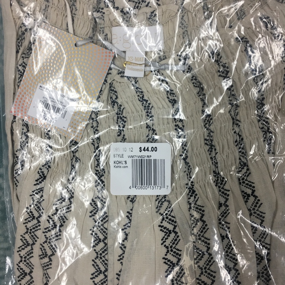 Maternity off the shoulder smocked top NWT - Picture 3 of 3